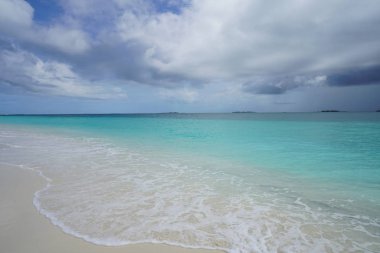 Sahilde güzel bir ıssız ada Maldivler görünümünü