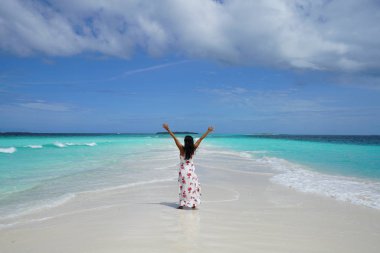 Dikiz elbise ile poz giyen kadın mavi bay el kaldırdı