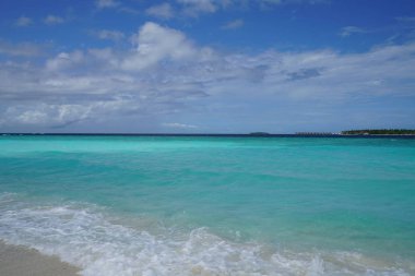 Sahilde güzel bir ıssız ada Maldivler görünümünü