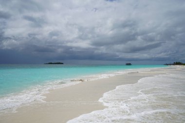 Sahilde güzel bir ıssız ada Maldivler görünümünü