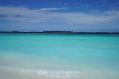 Sahilde güzel bir ıssız ada Maldivler görünümünü