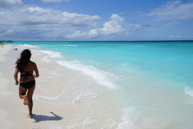 Dikiz mavi koyunda çalıştıran bikini giyen kadın