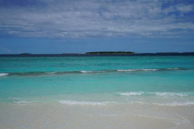 Bir adada Maldivler okyanus manzarası