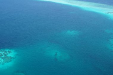 Maldivler bir deniz uçağı--dan güzel havadan görünümü 