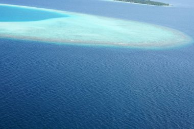 Maldivler bir deniz uçağı--dan güzel havadan görünümü 