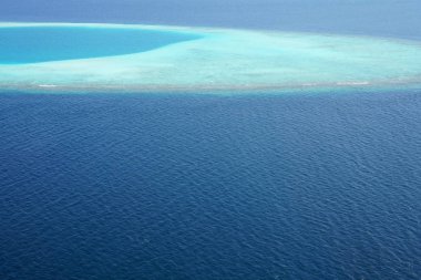 Maldivler bir deniz uçağı--dan güzel havadan görünümü 
