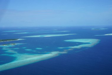 Maldivler bir deniz uçağı--dan güzel havadan görünümü 