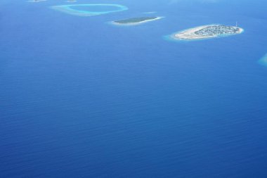 Maldivler bir deniz uçağı--dan güzel havadan görünümü 