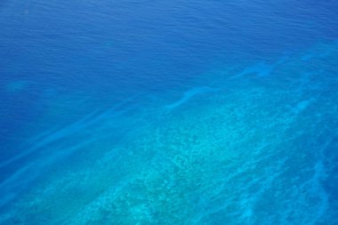 Maldivler bir deniz uçağı--dan güzel havadan görünümü 