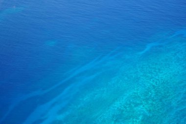 Maldivler bir deniz uçağı--dan güzel havadan görünümü 