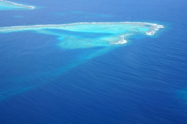 Maldivler bir deniz uçağı--dan güzel havadan görünümü 