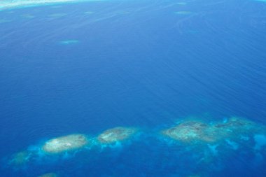 Maldivler bir deniz uçağı--dan güzel havadan görünümü 