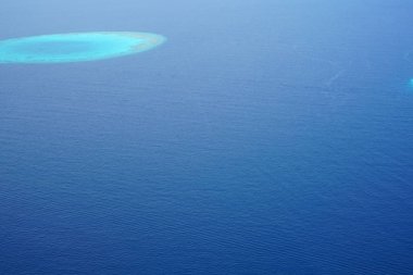 Maldivler bir deniz uçağı--dan güzel havadan görünümü 