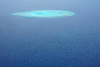 Maldivler bir deniz uçağı--dan güzel havadan görünümü 
