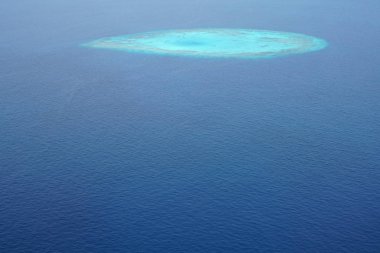Maldivler bir deniz uçağı--dan güzel havadan görünümü 