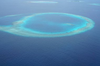 Maldivler bir deniz uçağı--dan güzel havadan görünümü 