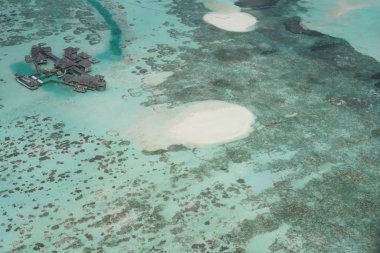 Maldivler bir deniz uçağı--dan güzel havadan görünümü 