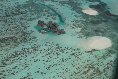 Maldivler bir deniz uçağı--dan güzel havadan görünümü 