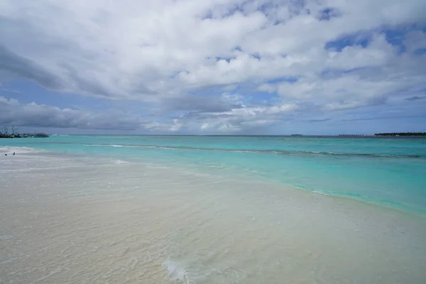 Vue Sur Plage Sur Une Belle Île Inhabitée Aux Maldives — Photo