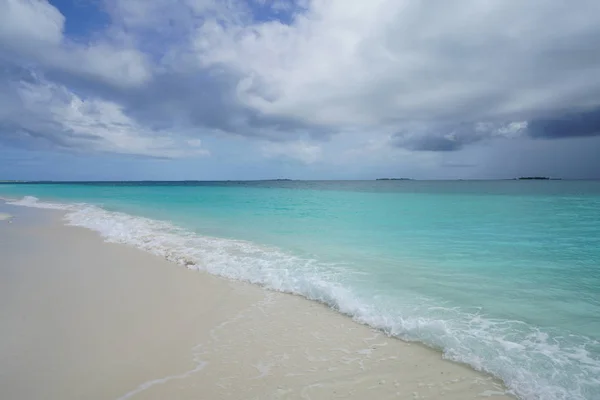 Vue Sur Plage Sur Une Belle Île Inhabitée Aux Maldives — Photo