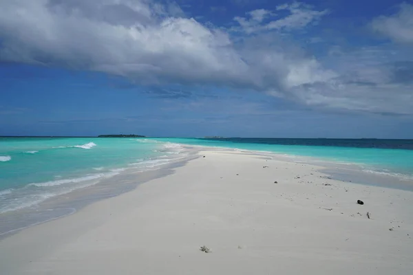 Vue Sur Plage Sur Une Belle Île Inhabitée Aux Maldives — Photo