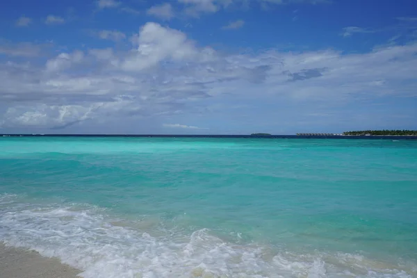 Vue Sur Plage Sur Une Belle Île Inhabitée Aux Maldives — Photo