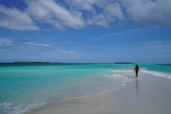 Vue Arrière Femme Portant Bikini Courant Baie Bleue — Photo