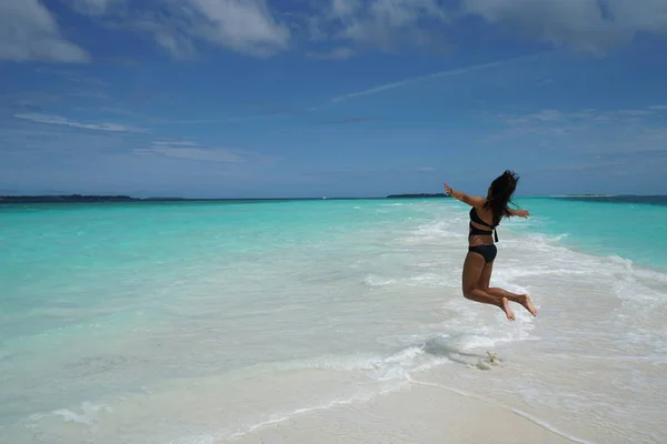 Dikiz Mavi Koyunda Atlama Bikini Giyen Kadın — Stok fotoğraf