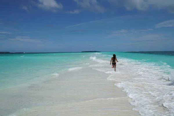 Vista Trasera Mujer Con Bikini Corriendo Sobre Las Olas Bahía — Foto de Stock