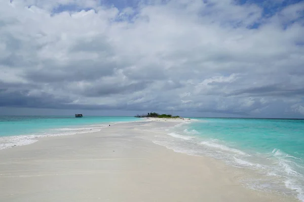 Vue Sur Plage Sur Une Belle Île Inhabitée Aux Maldives — Photo