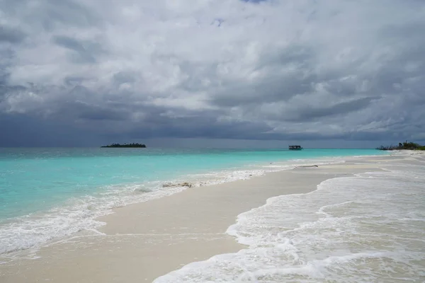Vista Playa Una Hermosa Isla Deshabitada Las Maldivas —  Fotos de Stock