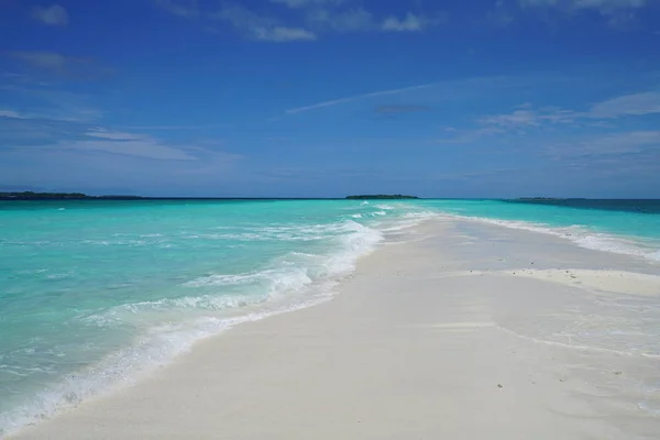 Vue Sur Plage Sur Une Belle Île Inhabitée Aux Maldives — Photo