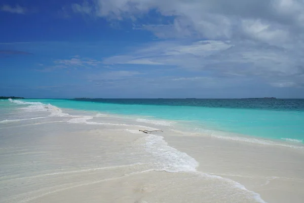 Utsikt Över Stranden Vacker Obebodd Maldiverna — Stockfoto