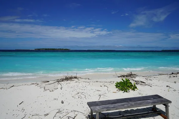 Vue Sur Océan Depuis Une Île Avec Banc Aux Maldives — Photo