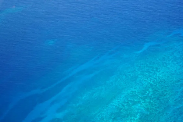 Maldivler bir deniz uçağı--dan güzel havadan görünümü 