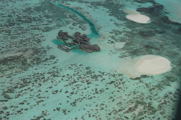 Maldivler bir deniz uçağı--dan güzel havadan görünümü 