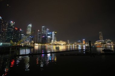 Singapur Liman geceleri aydınlatılan gökdelenler ile görünümünü