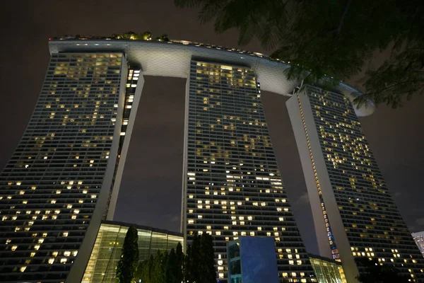 Edifícios Modernos Construções Iluminadas Noite Singapore — Fotografia de Stock