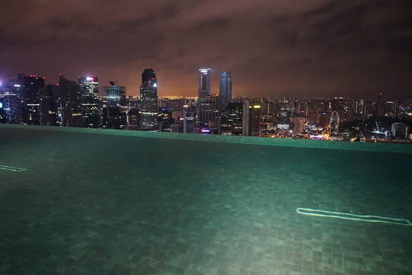 Edificios Singapurenses Piscina Azotea Del Hotel Iluminada Por Noche — Foto de Stock