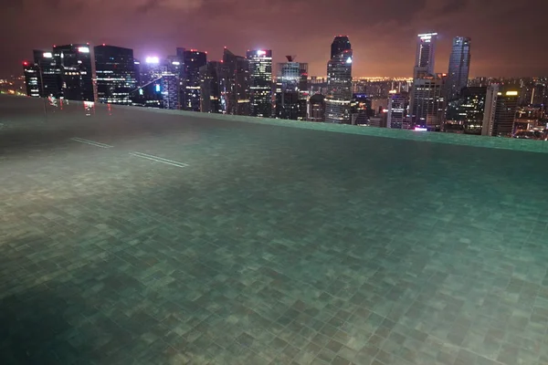 Edificios Singapurenses Piscina Azotea Del Hotel Iluminada Por Noche —  Fotos de Stock
