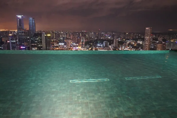 Edificios Singapurenses Piscina Azotea Del Hotel Iluminada Por Noche —  Fotos de Stock