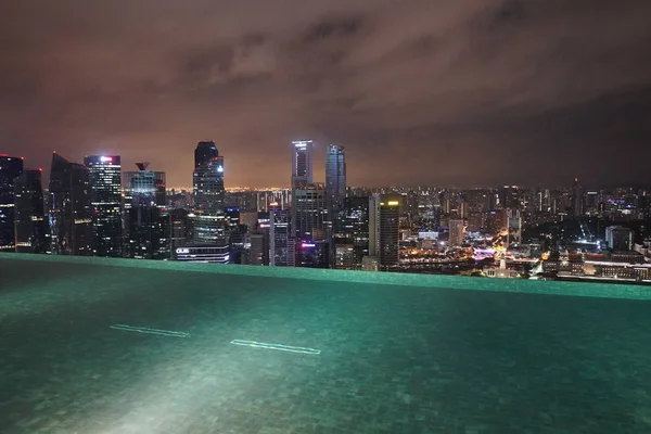 Edifícios Singapore Piscina Telhado Hotel Iluminado Noite — Fotografia de Stock