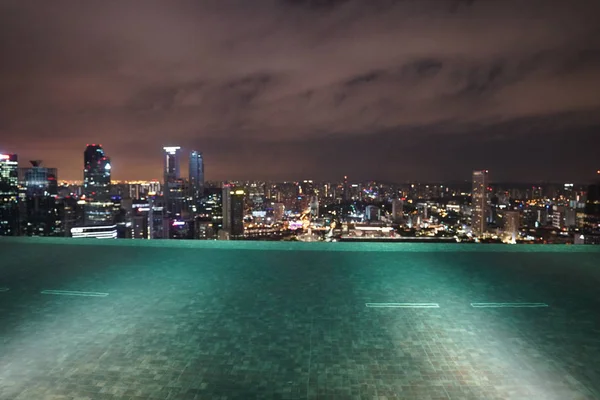 Edificios Singapurenses Piscina Azotea Del Hotel Iluminada Por Noche — Foto de Stock