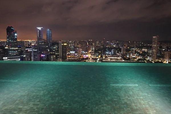 Edificios Singapurenses Piscina Azotea Del Hotel Iluminada Por Noche —  Fotos de Stock