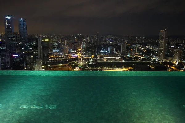 Edificios Singapurenses Piscina Azotea Del Hotel Iluminada Por Noche —  Fotos de Stock