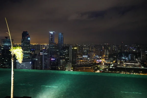 Vista Arquitectura Singapurense Con Piscina Palma — Foto de Stock
