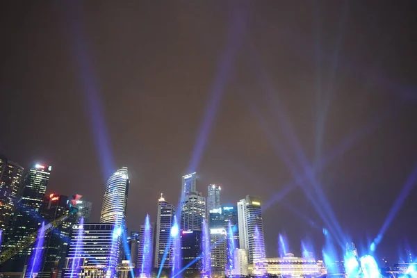 Fuentes Iluminadas Rascacielos Modernos Por Noche Singapore — Foto de Stock