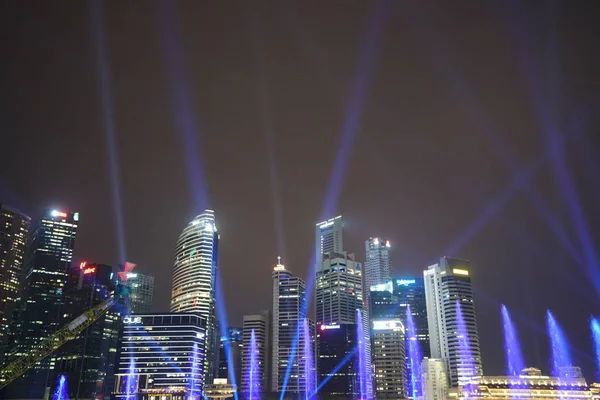 Fuentes Iluminadas Rascacielos Modernos Por Noche Singapore — Foto de Stock