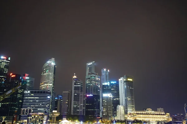 Rascacielos Singapore Iluminados Por Noche Cielo Oscuro — Foto de Stock