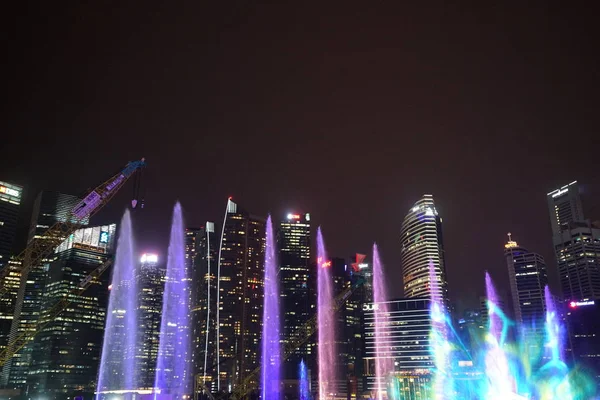 Fuentes Iluminadas Rascacielos Modernos Por Noche Singapore — Foto de Stock